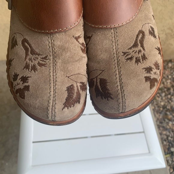 Klogs taupe suede and brown leather embroidered clogs mules size 7.5M - Picture 8 of 15